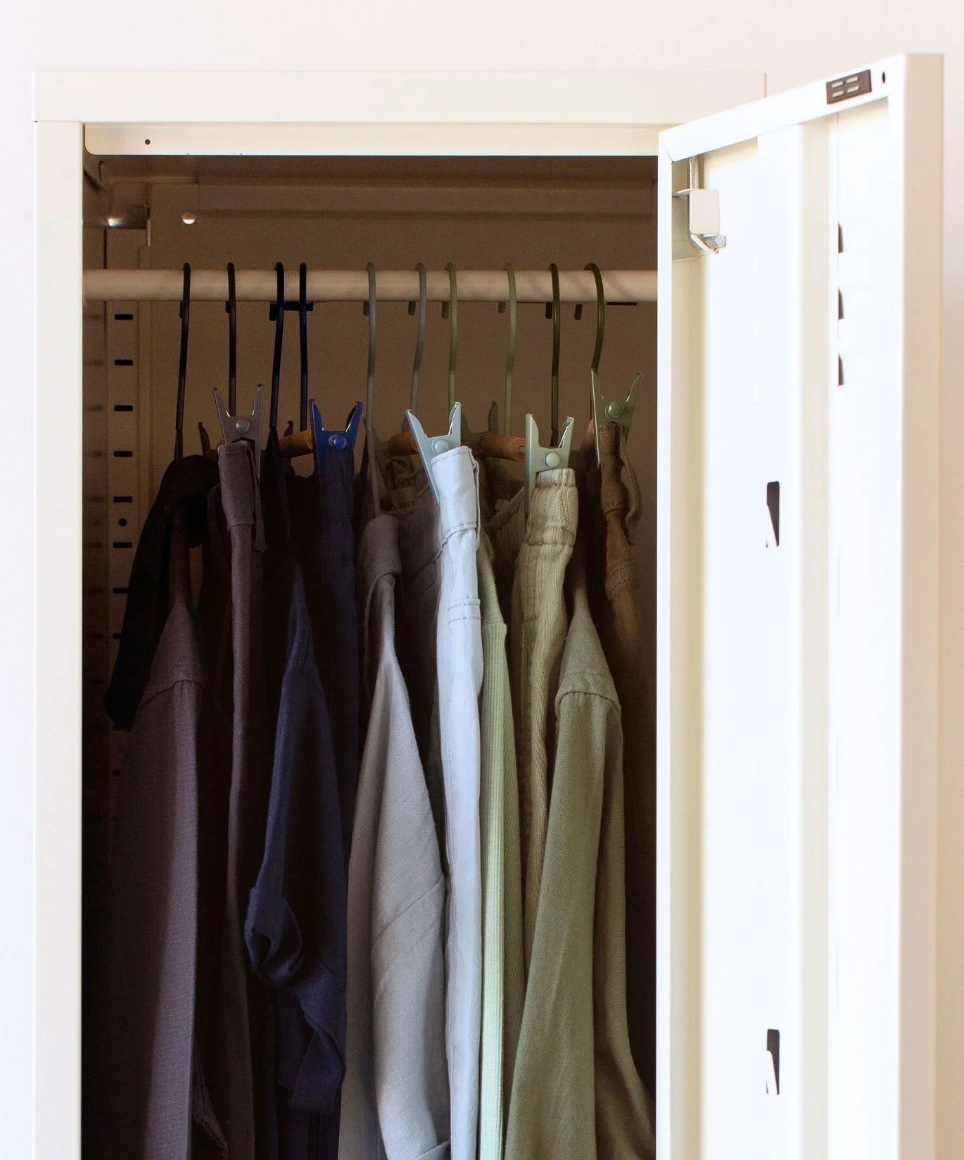 Adult Top Hangers in Winter - Image 3